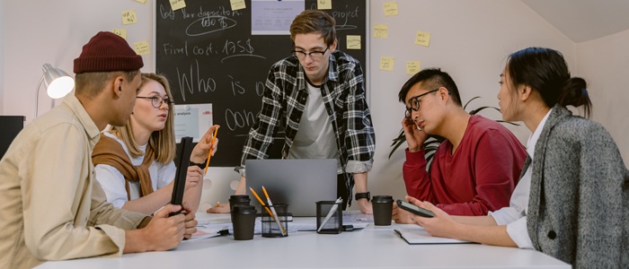 Bild: https://www.pexels.com/de-de/foto/menschen-laptop-buro-manner-6913338/