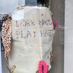 Amelie Behler und Leni Benning, Work Hard Play Hard. Arschleder (Leder), Glitzersteine, Pailletten, Seide, Federn, Pompons.