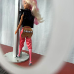 Leonie Schröter, Sophia Koch und Julia Gehlen, BergbauBarbies – Protecting Dolls. Mixed Media Installation mit Barbie-Puppen.