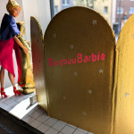 Leonie Schröter, Sophia Koch und Julia Gehlen, BergbauBarbies – Protecting Dolls. Mixed Media Installation mit Barbie-Puppen