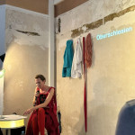 Lecture-Performance von Tubi Malcharzik: «Nŏs nie dogonium – Über Desidentifikation, Nicht-Binarität und leise Zwischenrufe», 12.07.2025.