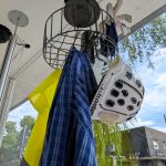 Mailin Alders, Carrier Bag of Coal: Erinnerungen tragen. Installation mit Kauenkorb und diversen Objekten