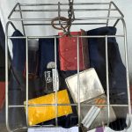 Mailin Alders, Carrier Bag of Coal: Erinnerungen tragen. Installation mit Kauenkorb und diversen Objekten.