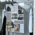 Tobias Becker und Luca Watermann, Schichtwechsel. Transmediale Installation (Fotografien, Texte und Objekte auf Papier, Faden, Plastik und Stoff).