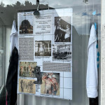 Tobias Becker und Luca Watermann, Schichtwechsel. Transmediale Installation (Fotografien, Texte und Objekte auf Papier, Faden, Plastik und Stoff).